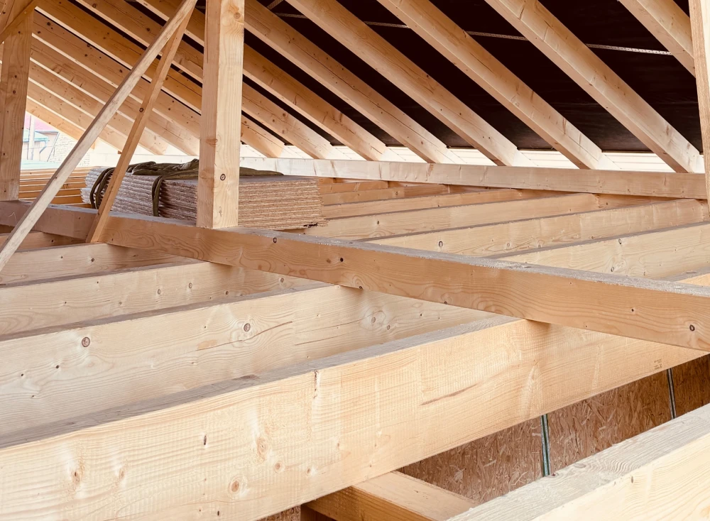 Das Innere eines Dachstuhls mit Dachbalken.