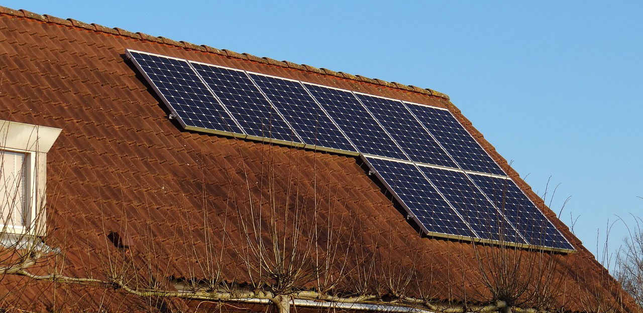 Solarzellen auf einem Dach - mit dem Solarrechner berechnen